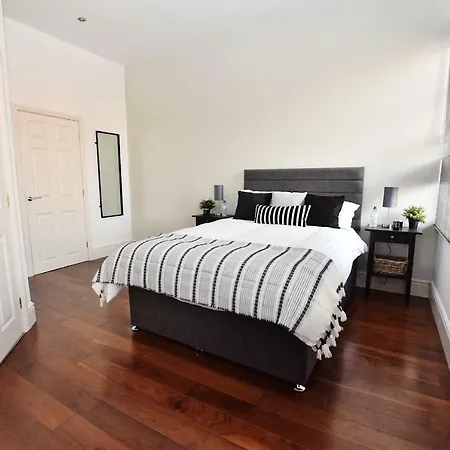 Derby 2 Bed Town House - Mins To University & City - Secure Parking Buitenkant foto