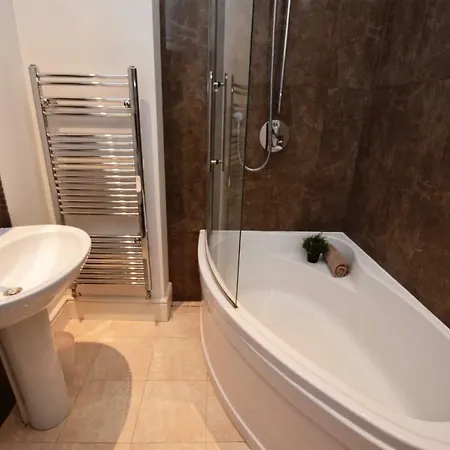 Derby 2 Bed Town House - Mins To University & City - Secure Parking Buitenkant foto