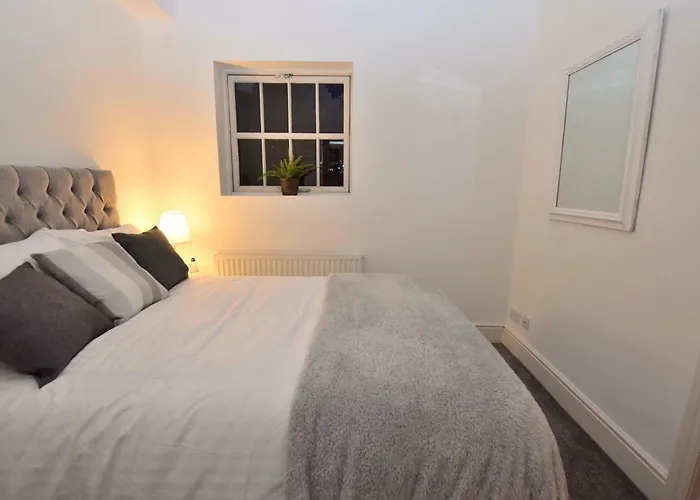 Derby 2 Bed Town House - Mins To University & City - Secure Parking