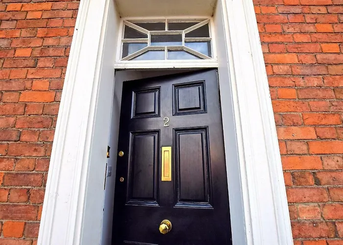 Derby 2 Bed Town House - Mins To University & City - Secure Parking