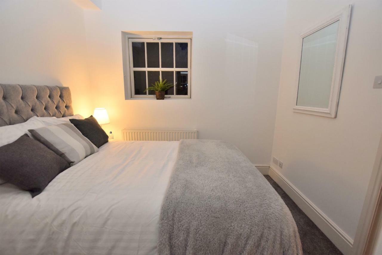 2 Bed Town House - Mins To & - Secure Parking Holiday home *