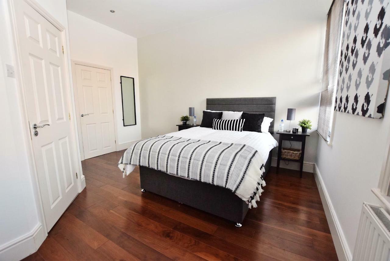 2 Bed Town House - Mins To & - Secure Parking Holiday home Derby