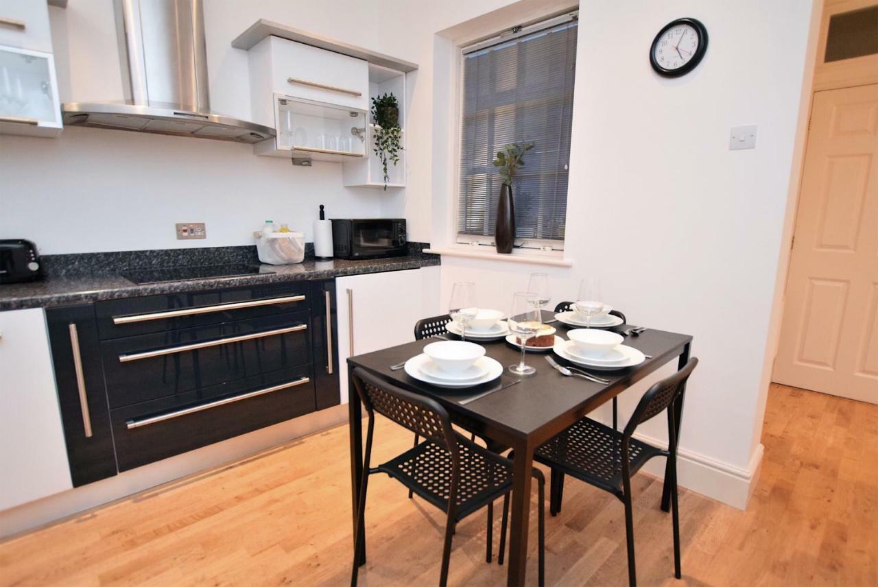 2 Bed Town House - Mins To & - Secure Parking * Derby