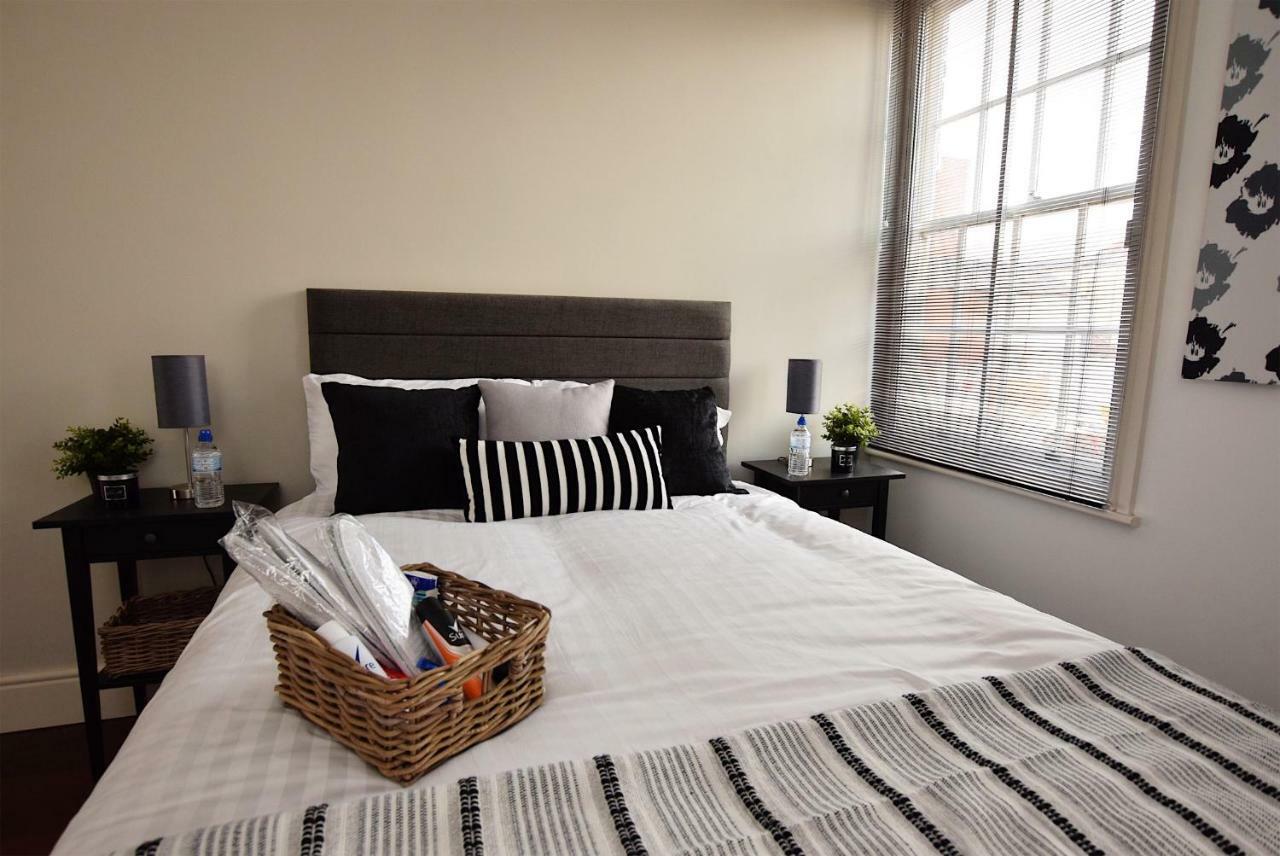 2 Bed Town House - Mins To & - Secure Parking Holiday home *