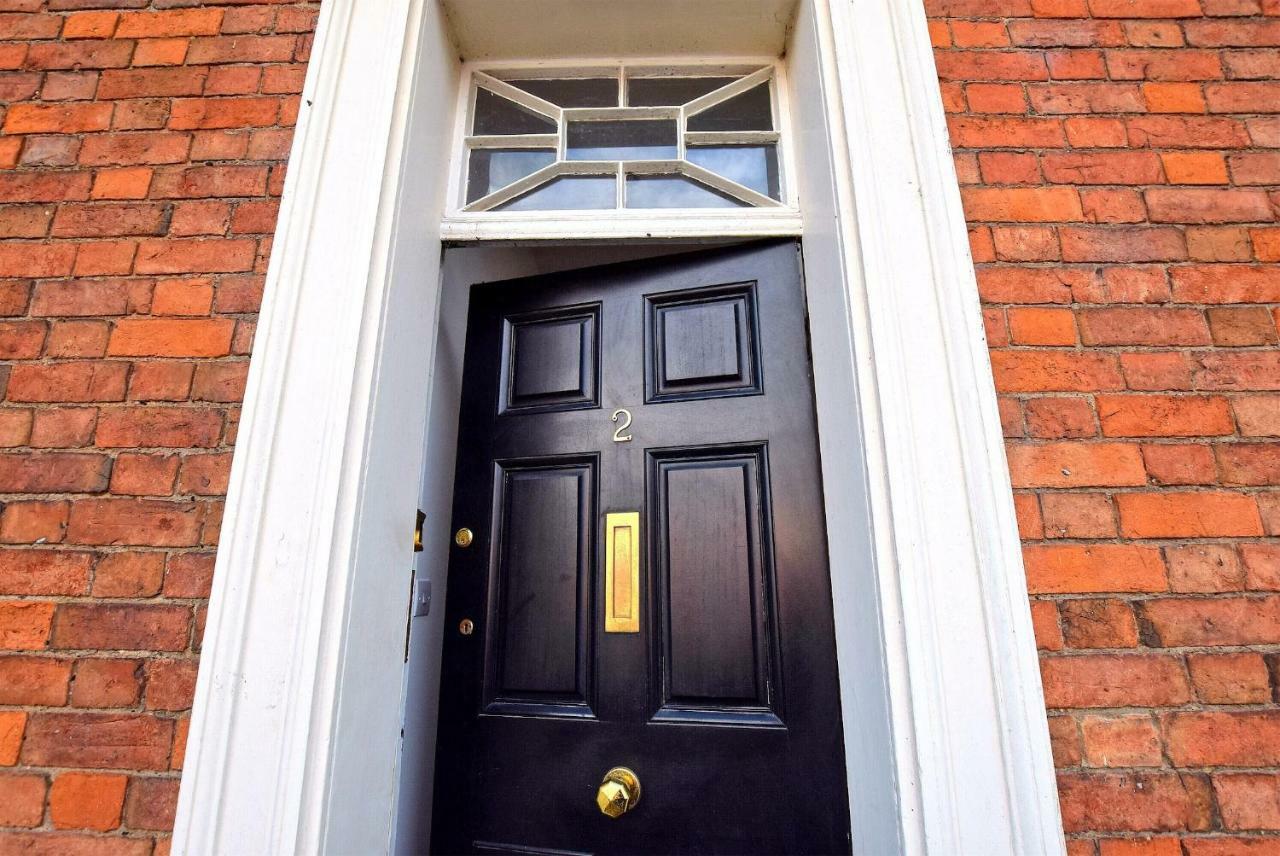 2 Bed Town House - Mins To & - Secure Parking Holiday home *
