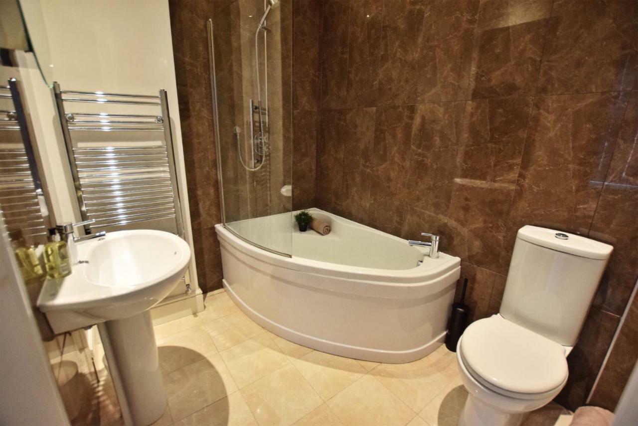2 Bed Town House - Mins To & - Secure Parking Holiday home *