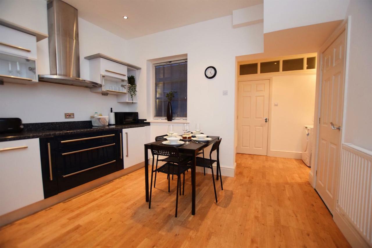 2 Bed Town House - Mins To & - Secure Parking Holiday home