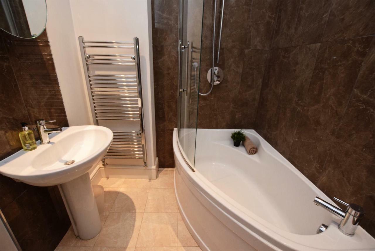 2 Bed Town House - Mins To & - Secure Parking *