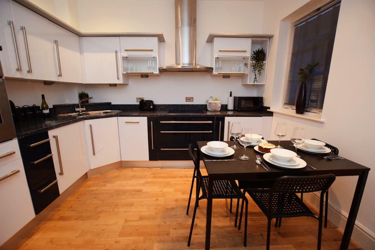 2 Bed Town House - Mins To & - Secure Parking