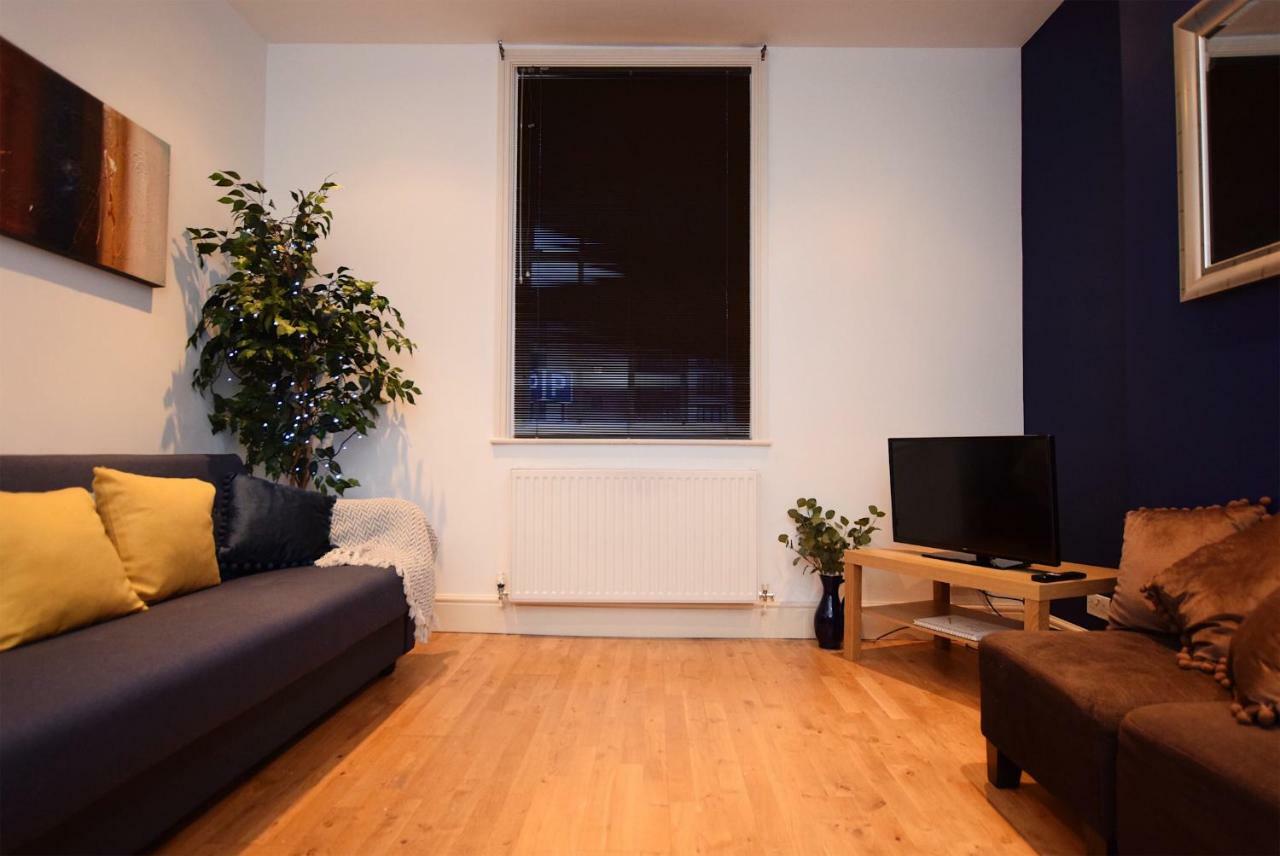 2 Bed Town House - Mins To & - Secure Parking *