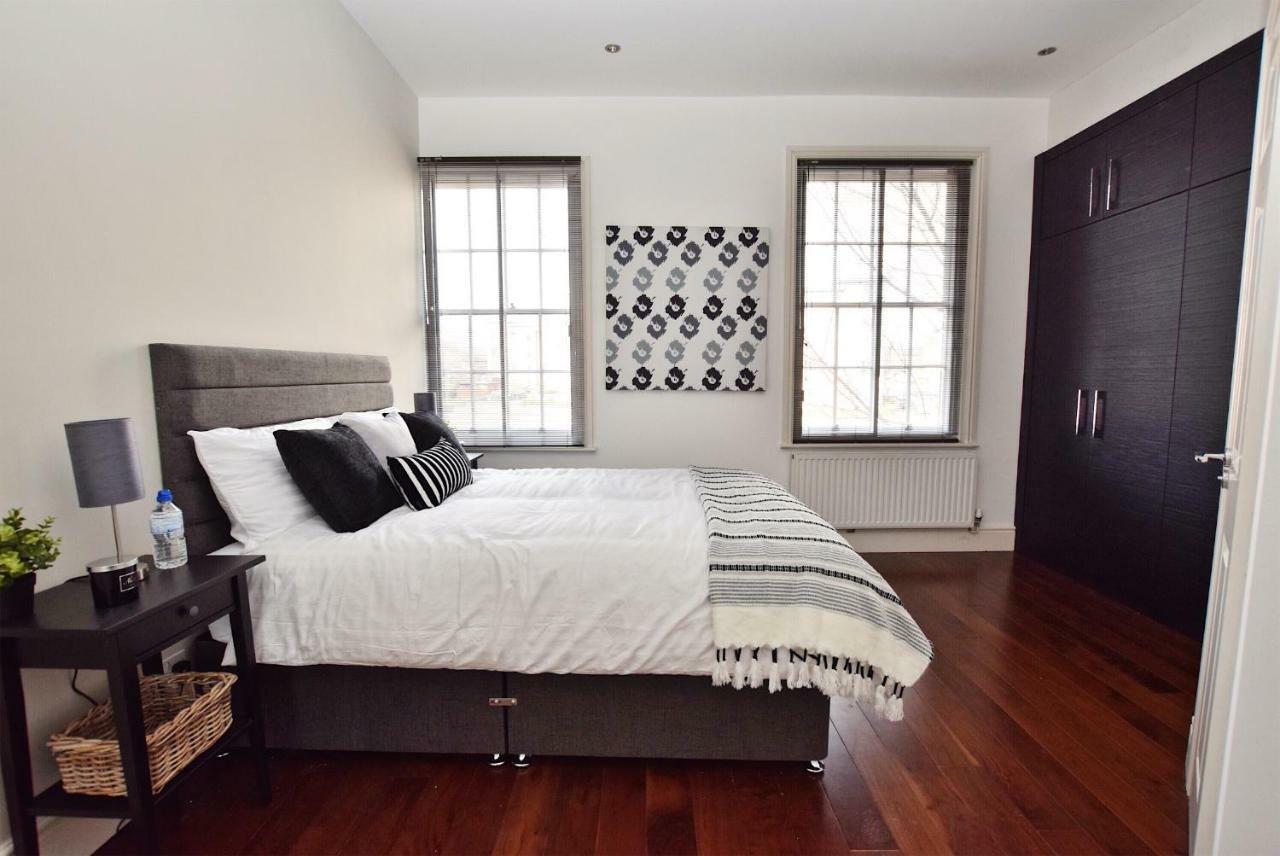 2 Bed Town House - Mins To & - Secure Parking