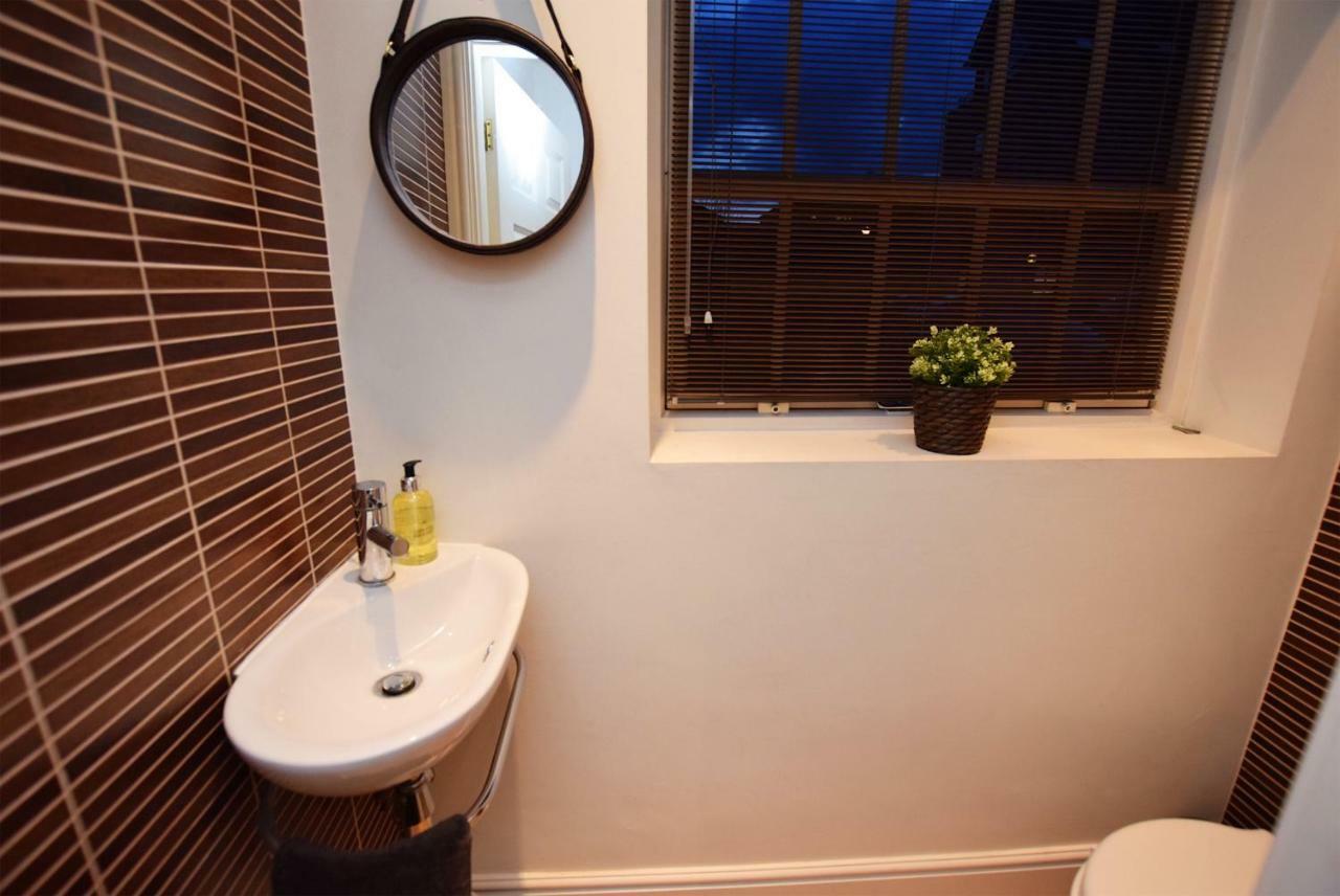 2 Bed Town House - Mins To & - Secure Parking Holiday home