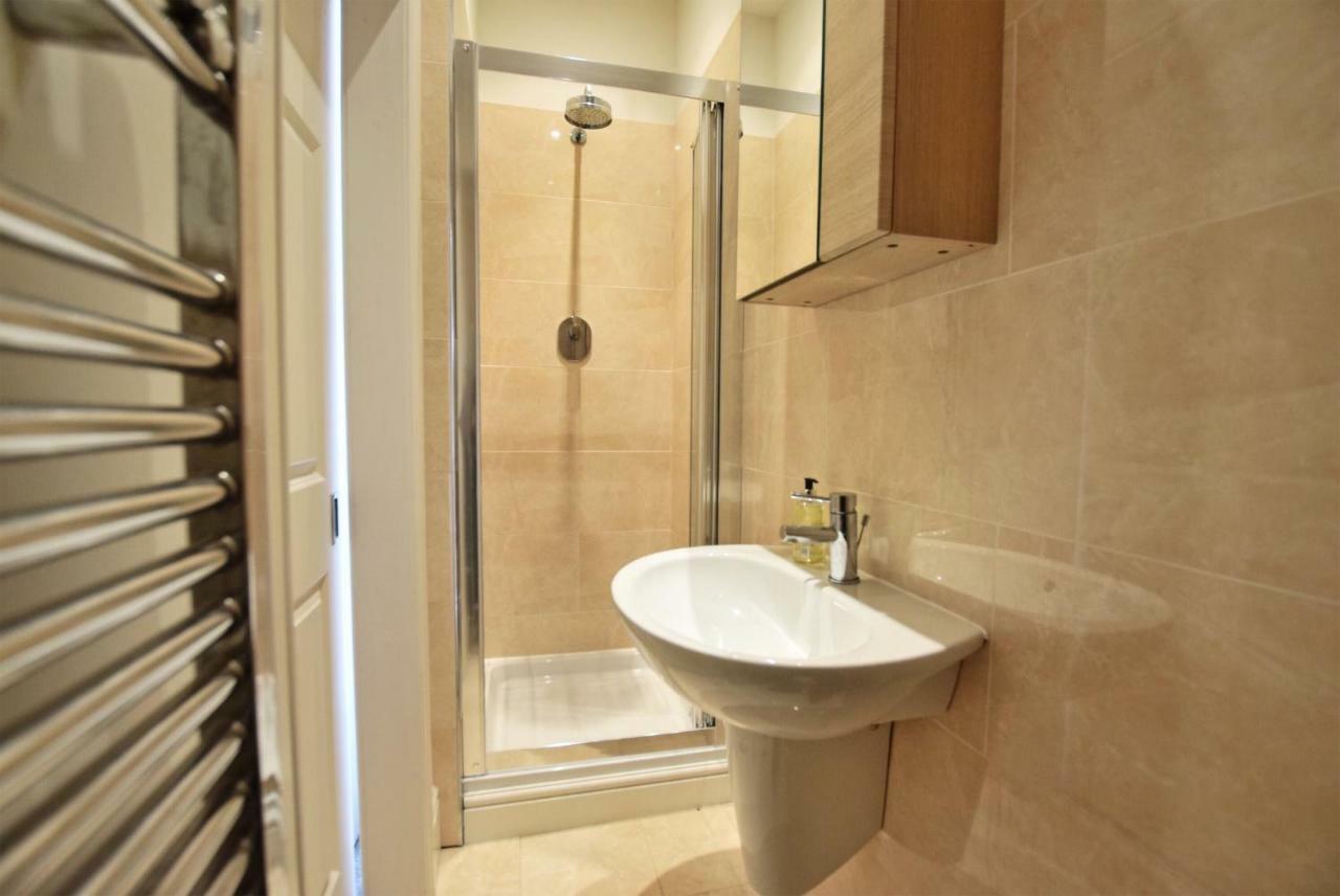 2 Bed Town House - Mins To & - Secure Parking