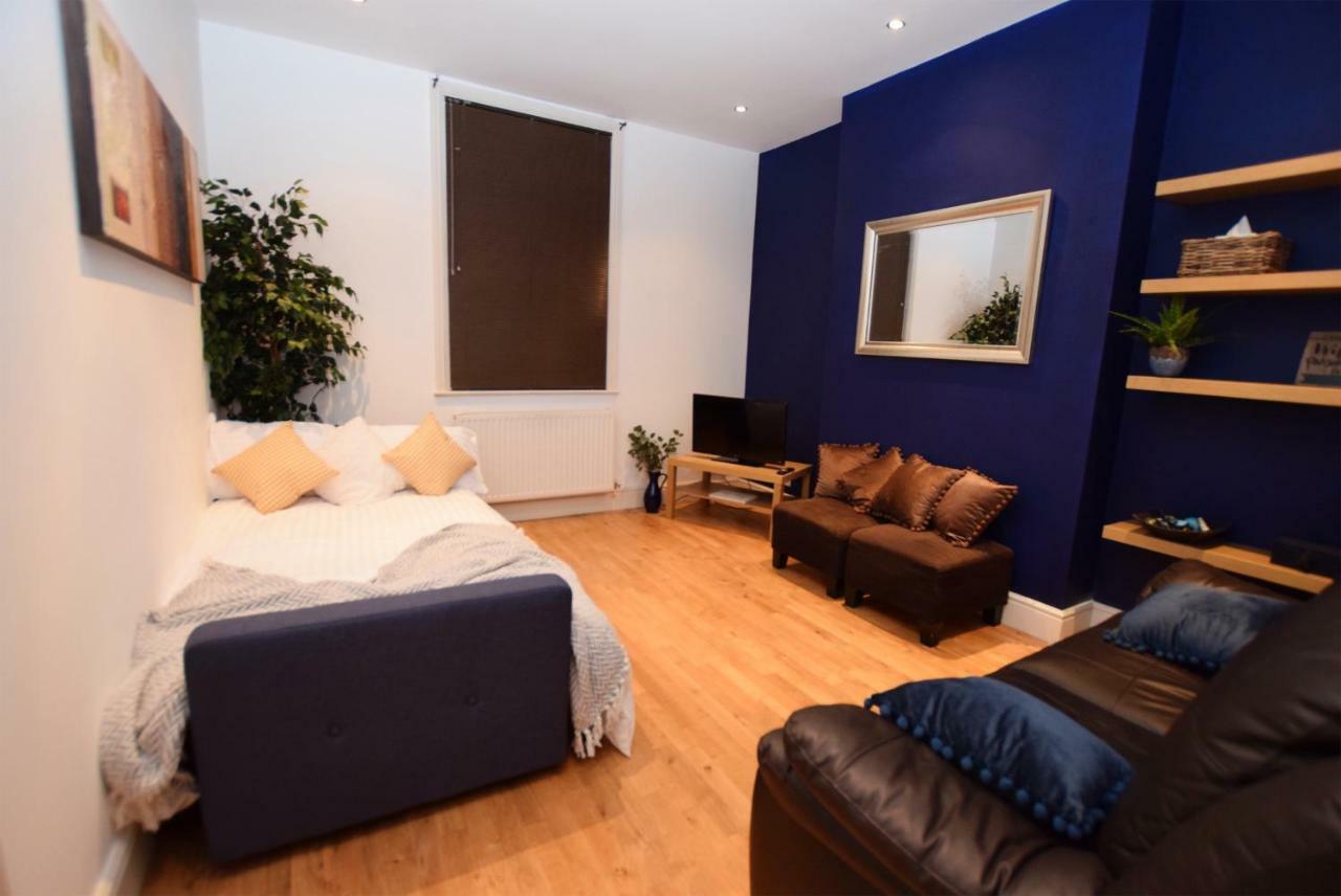 2 Bed Town House - Mins To & - Secure Parking Holiday home *