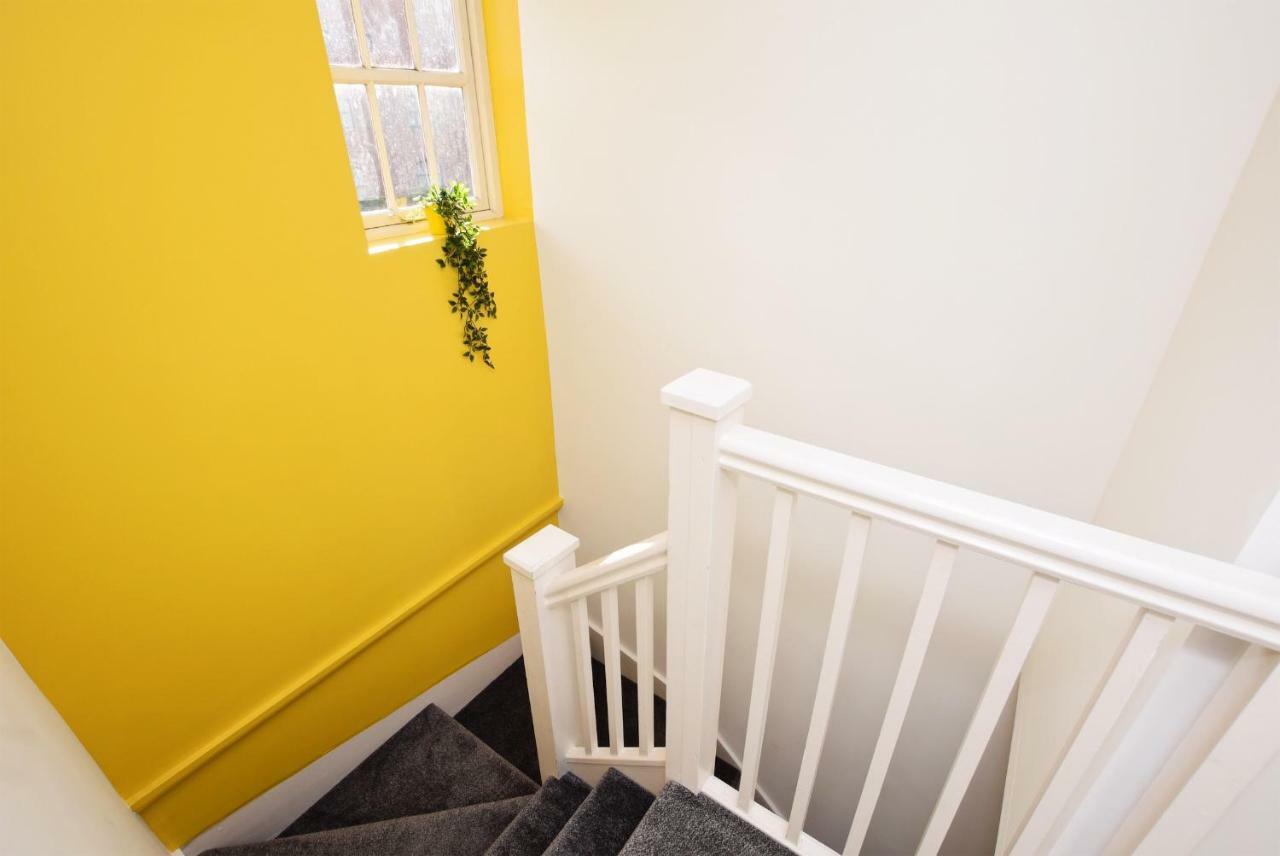 2 Bed Town House - Mins To & - Secure Parking Holiday home